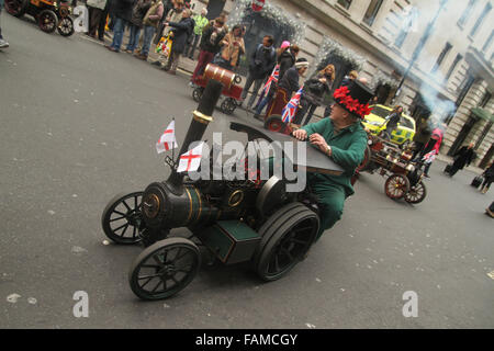 London, UK, 1. Januar 2016. Ein Miniatur-Dampfer für Charity-Betreiber zu Beginn der Parade an der Berkeley Street gesehen... Die Parade wird voraussichtlich mehr als 500.000 Zuschauer anziehen... Bildnachweis: David Mbiyu/Alamy Live-Nachrichten Stockfoto