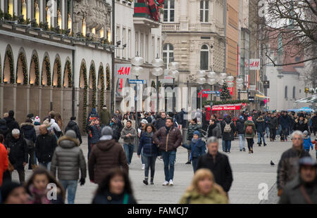 München, Deutschland. 1. Januar 2016. Die Menschen gehen durch die Innenstadt von München, 1. Januar 2016. Die Terror-Warnstufe in der südlichen deutschen Stadt München am 1. Januar 2016 hoch bleibt, erzählte der Polizei, Presse, nach einer Nacht, während die zwei Bahnhöfe inmitten Neujahrsfest wegen Sorgen über einen Angriff geschlossen werden musste. Foto: SVEN HOPPE/Dpa/Alamy Live News Stockfoto