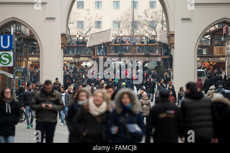 München, Deutschland. 1. Januar 2016. Die Menschen gehen durch die Innenstadt von München, 1. Januar 2016. Die Terror-Warnstufe in der südlichen deutschen Stadt München am 1. Januar 2016 hoch bleibt, erzählte der Polizei, Presse, nach einer Nacht, während die zwei Bahnhöfe inmitten Neujahrsfest wegen Sorgen über einen Angriff geschlossen werden musste. Foto: SVEN HOPPE/Dpa/Alamy Live News Stockfoto