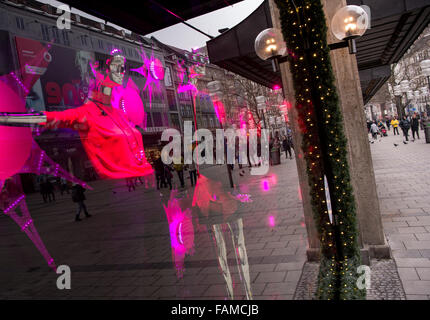 München, Deutschland. 1. Januar 2016. Menschen werden durch ein Schaufenster Display wiedergegeben, Spaziergang durch das Stadtzentrum von München, 1. Januar 2016. Die Terror-Warnstufe in der südlichen deutschen Stadt München am 1. Januar 2016 hoch bleibt, erzählte der Polizei, Presse, nach einer Nacht, während die zwei Bahnhöfe inmitten Neujahrsfest wegen Sorgen über einen Angriff geschlossen werden musste. Foto: SVEN HOPPE/Dpa/Alamy Live News Stockfoto