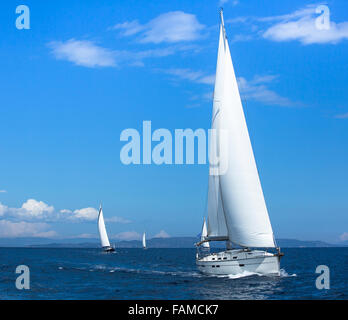 Segelschiffe Yachten mit weißen Segeln auf dem offenen Meer. Segel-Regatta. Stockfoto