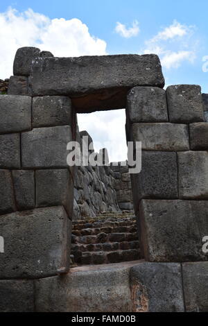 Inca-Eingang befindet sich in den Ruinen von Saqsayhuaman oberhalb der Stadt Cusco, Peru Stockfoto