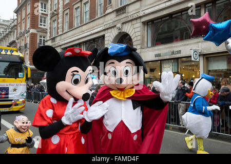 London, UK. 1. Januar 2016.  Disney-Figuren nehmen Teil in der Londoner New Year es Day Parade 2016 die Massen anzog. Bildnachweis: Keith Larby/Alamy Live-Nachrichten Stockfoto