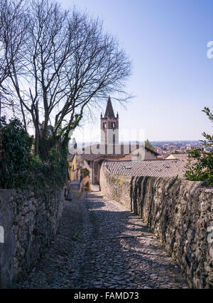 antiken mittelalterlichen Weg führt vom Dorf von Soave (Italien), die Burg auf dem Hügel Stockfoto