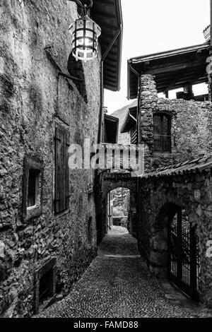 Enge Gasse in einem mittelalterlichen Dorf in Norditalien. Stockfoto