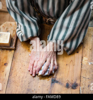 sehr alte Holzbottich zum Waschen von Kleidung und Wäsche von hand