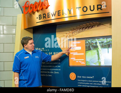 Golden, Colorado - die Coors Brewery. Ein Guide erklärt den Brauprozess zu einer Reisegruppe. Stockfoto