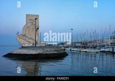 Denkmal der Entdeckungen (Padrão Dos Descobrimentos) und Marina Doca De Belem in Lissabon am Morgen Stockfoto