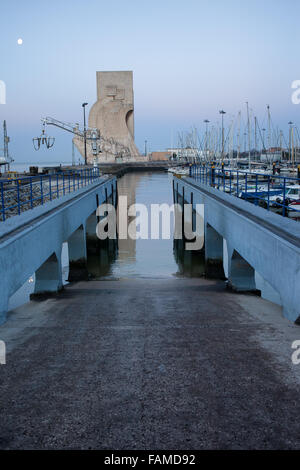 Bootsrampe am Marina Doca De Belem und Denkmal der Entdeckungen (Padrão Dos Descobrimentos) in Lissabon, Portugal am Morgen Stockfoto