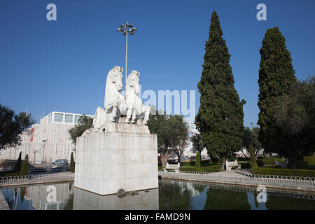 Pferde-Skulpturen am Teich im Garten Jardim Praça Imperio in Lissabon, Portugal, Belem Viertel Stockfoto