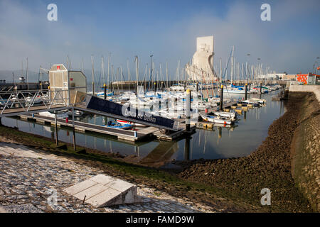 Portugal, Lissabon, Marina Doca De Belem und Denkmal der Entdeckungen (Padrão Dos Descobrimentos) Stockfoto