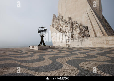 Denkmal der Entdeckungen (Padrão Dos Descobrimentos) in Lissabon, Portugal am nebligen Tag Stockfoto