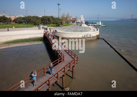 Portugal, Lissabon, Belem Viertel, Holzsteg, Park und Promenade entlang Fluss Tajo (Tejo) Stockfoto