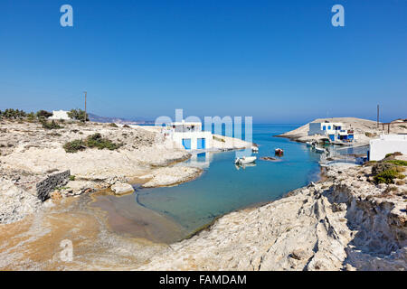 Traditionellen Fischer Häuser mit beeindruckenden Boot Unterstände, auch bekannt als "Syrmata" in Agios Konstantinos von Milos, Griechenland Stockfoto