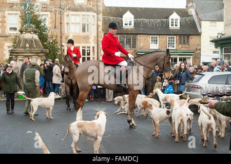 Uppingham, Rutland, UK., 1. Januar 2016. Cottesmore Hunt statt seinen jährlichen Tag des neuen Jahres treffen in Uppingham Marktplatz, wo eine große Wahlbeteiligung von Fuß-Anhänger treffen unterstützt. Bildnachweis: Jim Harrison/Alamy Live-Nachrichten Stockfoto