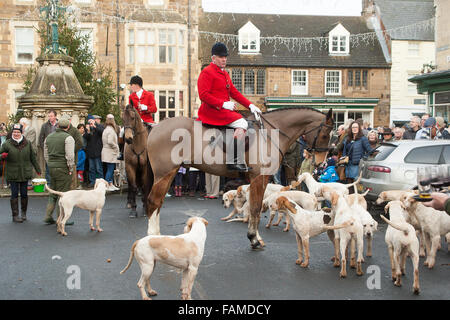 Uppingham, Rutland, UK., 1. Januar 2016. Cottesmore Hunt statt seinen jährlichen Tag des neuen Jahres treffen in Uppingham Marktplatz, wo eine große Wahlbeteiligung von Fuß-Anhänger treffen unterstützt. Bildnachweis: Jim Harrison/Alamy Live-Nachrichten Stockfoto