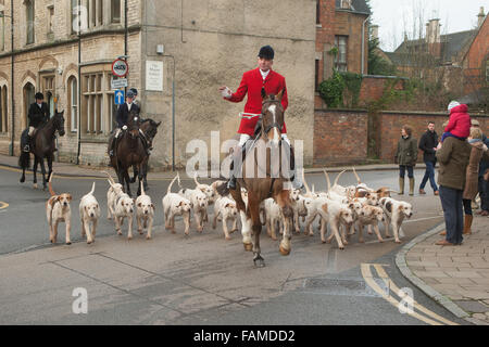 Uppingham, Rutland, UK., 1. Januar 2016. Cottesmore Hunt statt seinen jährlichen Tag des neuen Jahres treffen in Uppingham Marktplatz, wo eine große Wahlbeteiligung von Fuß-Anhänger treffen unterstützt. Bildnachweis: Jim Harrison/Alamy Live-Nachrichten Stockfoto