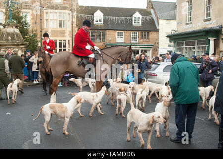 Uppingham, Rutland, UK., 1. Januar 2016. Cottesmore Hunt statt seinen jährlichen Tag des neuen Jahres treffen in Uppingham Marktplatz, wo eine große Wahlbeteiligung von Fuß-Anhänger treffen unterstützt. Bildnachweis: Jim Harrison/Alamy Live-Nachrichten Stockfoto