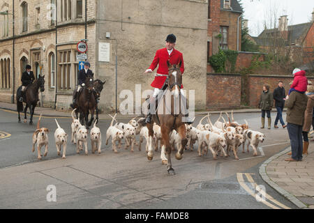 Uppingham, Rutland, UK., 1. Januar 2016. Cottesmore Hunt statt seinen jährlichen Tag des neuen Jahres treffen in Uppingham Marktplatz, wo eine große Wahlbeteiligung von Fuß-Anhänger treffen unterstützt. Bildnachweis: Jim Harrison/Alamy Live-Nachrichten Stockfoto