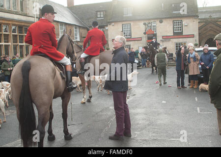 Uppingham, Rutland, UK., 1. Januar 2016. Cottesmore Hunt statt seinen jährlichen Tag des neuen Jahres treffen in Uppingham Marktplatz, wo eine große Wahlbeteiligung von Fuß-Anhänger treffen unterstützt. Bildnachweis: Jim Harrison/Alamy Live-Nachrichten Stockfoto