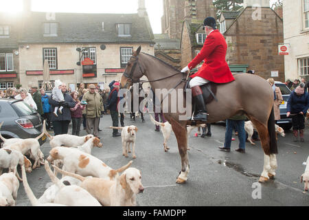 Uppingham, Rutland, UK., 1. Januar 2016. Cottesmore Hunt statt seinen jährlichen Tag des neuen Jahres treffen in Uppingham Marktplatz, wo eine große Wahlbeteiligung von Fuß-Anhänger treffen unterstützt. Bildnachweis: Jim Harrison/Alamy Live-Nachrichten Stockfoto