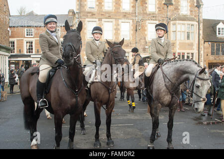 Uppingham, Rutland, UK., 1. Januar 2016. Cottesmore Hunt statt seinen jährlichen Tag des neuen Jahres treffen in Uppingham Marktplatz, wo eine große Wahlbeteiligung von Fuß-Anhänger treffen unterstützt. Bildnachweis: Jim Harrison/Alamy Live-Nachrichten Stockfoto