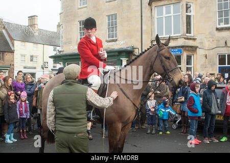 Uppingham, Rutland, UK., 1. Januar 2016. Cottesmore Hunt statt seinen jährlichen Tag des neuen Jahres treffen in Uppingham Marktplatz, wo eine große Wahlbeteiligung von Fuß-Anhänger treffen unterstützt. Bildnachweis: Jim Harrison/Alamy Live-Nachrichten Stockfoto