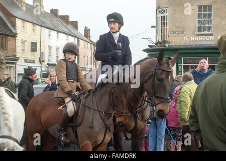 Uppingham, Rutland, UK., 1. Januar 2016. Cottesmore Hunt statt seinen jährlichen Tag des neuen Jahres treffen in Uppingham Marktplatz, wo eine große Wahlbeteiligung von Fuß-Anhänger treffen unterstützt. Bildnachweis: Jim Harrison/Alamy Live-Nachrichten Stockfoto