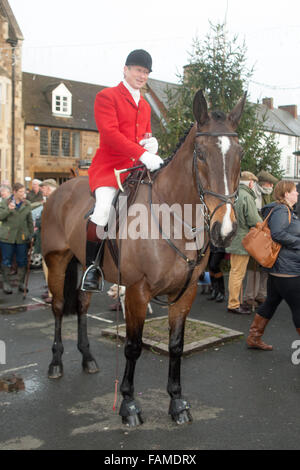 Uppingham, Rutland, UK., 1. Januar 2016. Cottesmore Hunt statt seinen jährlichen Tag des neuen Jahres treffen in Uppingham Marktplatz, wo eine große Wahlbeteiligung von Fuß-Anhänger treffen unterstützt. Bildnachweis: Jim Harrison/Alamy Live-Nachrichten Stockfoto