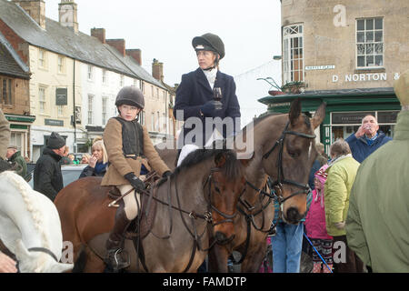 Uppingham, Rutland, UK., 1. Januar 2016. Cottesmore Hunt statt seinen jährlichen Tag des neuen Jahres treffen in Uppingham Marktplatz, wo eine große Wahlbeteiligung von Fuß-Anhänger treffen unterstützt. Bildnachweis: Jim Harrison/Alamy Live-Nachrichten Stockfoto