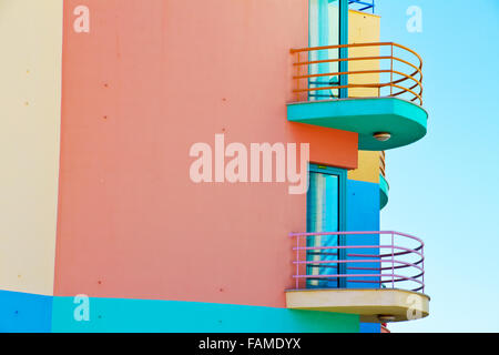 Bunte Gebäude in der Nähe der Marina, Albufeira, Algarve, Portugal Stockfoto