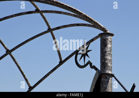 Zwei Welten Kreisverkehr Kreuzung der Avenida dos Descobrimentos und Estrada De Ferreiras, Albufeira, Algarve, Portugal Stockfoto