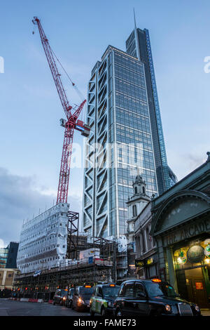 Die Bauarbeiten in der Nähe der Liverpool Street Station mit 110 Bishopsgate/Reiher Turm im Hintergrund, City of London, Großbritannien Stockfoto