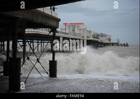 Große Wellen Absturz auf den Strand unter Worthing Pier am Neujahrstag in Worthing, West Sussex, England. Stockfoto