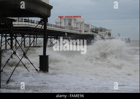 Große Wellen Absturz auf den Strand unter Worthing Pier am Neujahrstag in Worthing, West Sussex, England. Stockfoto