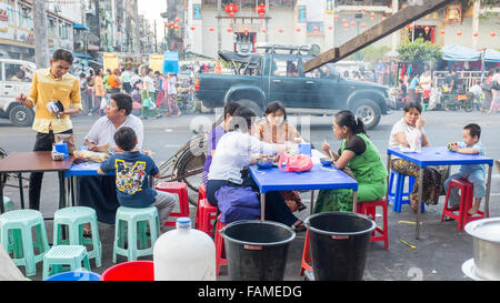 Birmanisch Straßenszene in Chinatown von Yangon. Stockfoto