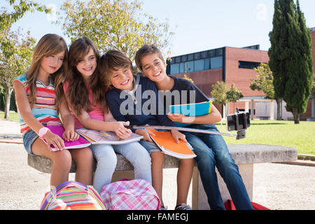 Schule Kinder fotografieren mit Selfie stick Stockfoto