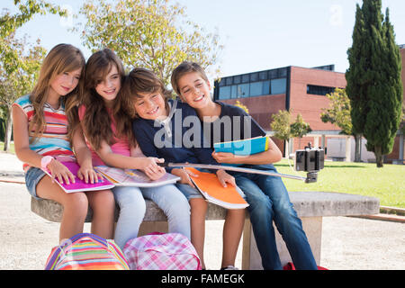 Schule Kinder fotografieren mit Selfie stick Stockfoto