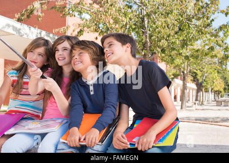 Schule Kinder fotografieren mit Selfie stick Stockfoto