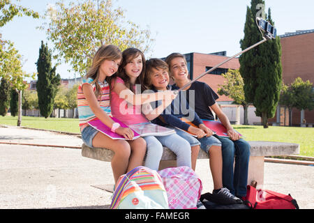 Schule Kinder fotografieren mit Selfie stick Stockfoto