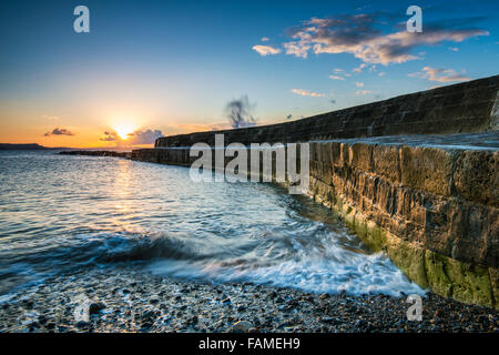 Sonnenaufgang in Lyme Regis Cobb, Dorset Stockfoto