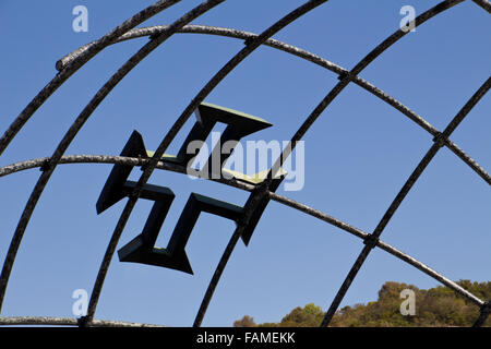 Zwei Welten Kreisverkehr Kreuzung der Avenida dos Descobrimentos und Estrada De Ferreiras, Albufeira, Algarve, Portugal Stockfoto