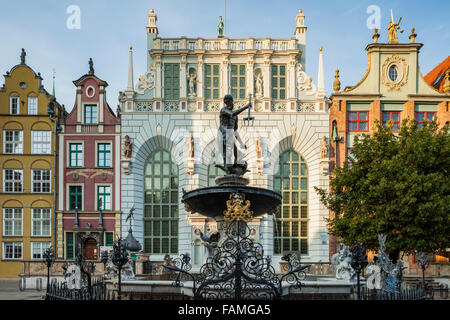 Neptun Statue und Brunnen vor Artus Manor in der Altstadt von Gdansk, Polen. Stockfoto