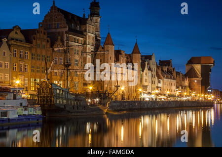 Abend am Flussufer auf der Mottlau in Gdansk Altstadt gelegen, Pomorskie Provinz, Polen. Stockfoto