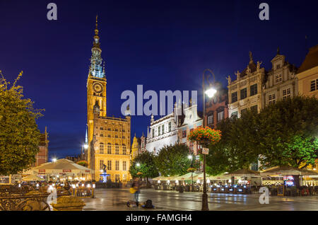 Am Abend auf der Dluga Straße in der Altstadt von Gdansk, Polen. Historisches Rathaus im Zentrum. Stockfoto