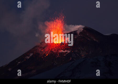 Vulkanausbruch. Ätna Ausbruch aus dem Krater Voragine. Credit: Wead/Alamy leben Nachrichten Stockfoto