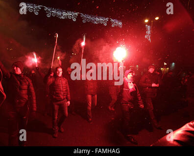 Kiew, Ukraine. 4. Dezember 2015. 107. Geburtstag von Stepan Bandera war in Kiew mit den Fackeln Marsch durch die nationalistischen Parteien geprägt. Stepan Bandera war einer der Führer der ukrainischen Nationalbewegung in der besetzten westlichen Ukraine (Galizien), der die Organisation Ukrainischer Nationalisten (OUN) geleitet. Stepan Bandera gehörte die Ausrufung eines unabhängigen ukrainischen Staates in Lemberg am 30. Juni 1941. Der KGB-Agent Bohdan Stashynsky ermordet Bandera in München, Bundesrepublik Deutschland, am 15. Oktober 1959. © Swoboda Stepanov/ZUMA Draht/Alamy Live-Nachrichten Stockfoto