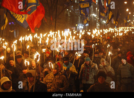 Kiew, Ukraine. 4. Dezember 2015. 107. Geburtstag von Stepan Bandera war in Kiew mit den Fackeln Marsch durch die nationalistischen Parteien geprägt. Stepan Bandera war einer der Führer der ukrainischen Nationalbewegung in der besetzten westlichen Ukraine (Galizien), der die Organisation Ukrainischer Nationalisten (OUN) geleitet. Stepan Bandera gehörte die Ausrufung eines unabhängigen ukrainischen Staates in Lemberg am 30. Juni 1941. Der KGB-Agent Bohdan Stashynsky ermordet Bandera in München, Bundesrepublik Deutschland, am 15. Oktober 1959. © Swoboda Stepanov/ZUMA Draht/Alamy Live-Nachrichten Stockfoto