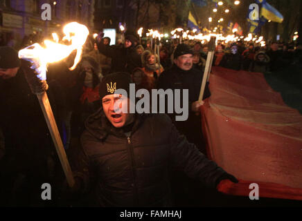 Kiew, Ukraine. 4. Dezember 2015. 107. Geburtstag von Stepan Bandera war in Kiew mit den Fackeln Marsch durch die nationalistischen Parteien geprägt. Stepan Bandera war einer der Führer der ukrainischen Nationalbewegung in der besetzten westlichen Ukraine (Galizien), der die Organisation Ukrainischer Nationalisten (OUN) geleitet. Stepan Bandera gehörte die Ausrufung eines unabhängigen ukrainischen Staates in Lemberg am 30. Juni 1941. Der KGB-Agent Bohdan Stashynsky ermordet Bandera in München, Bundesrepublik Deutschland, am 15. Oktober 1959. © Swoboda Stepanov/ZUMA Draht/Alamy Live-Nachrichten Stockfoto