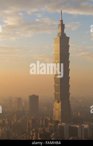 Foto von Taipei Skyline der Stadt in Taiwan während des Sonnenuntergangs. Stockfoto